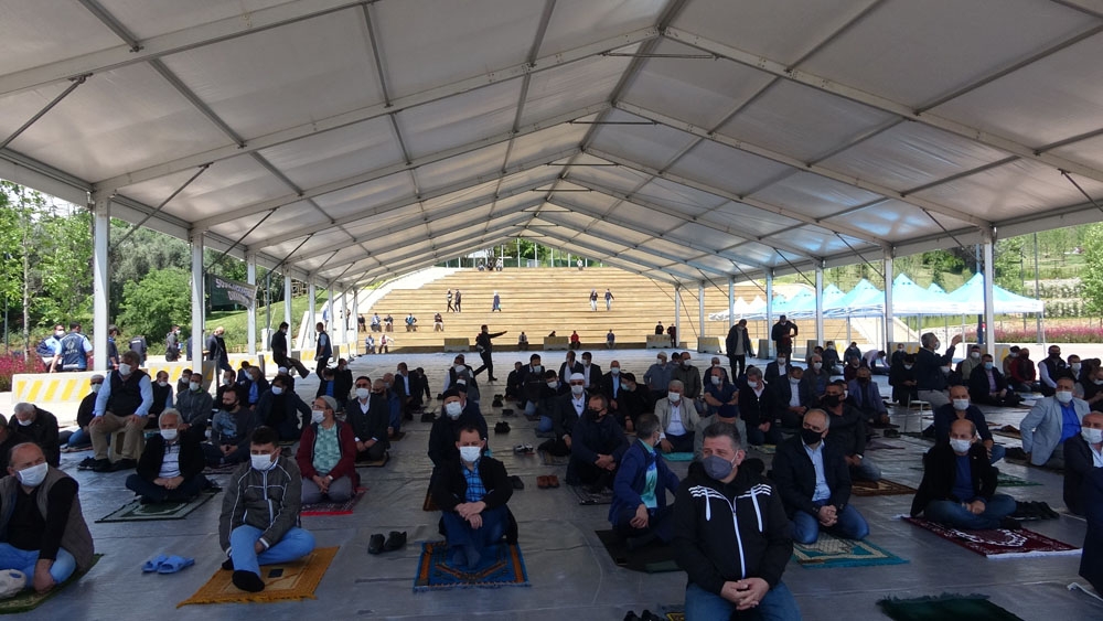 Pendik Millet Bahçesi kapılarını ilk kez Cuma namazı ile açtı
