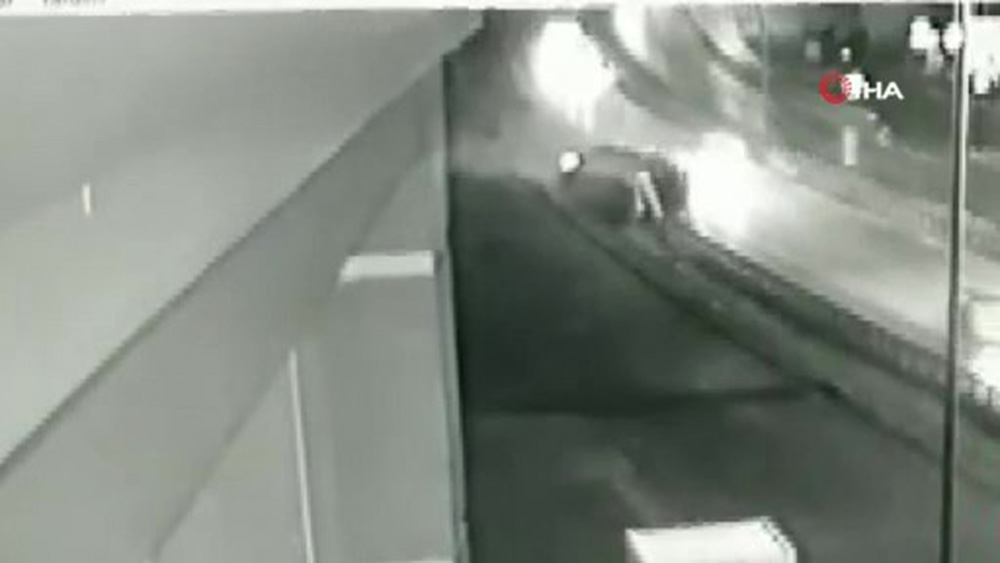 Pendik’de yolcu otobüsünün yan yattığı kaza kamerada