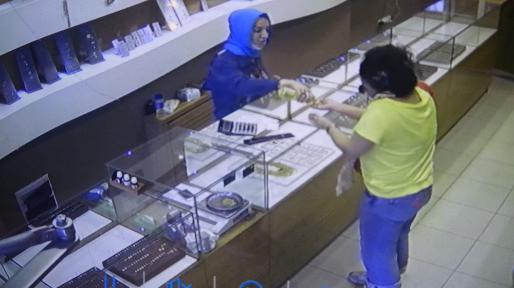 Pendik’te 15 bin liralık sahte altın kolye dolandırıcılığı kamerada