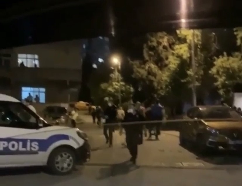 Pendik’te 2 grup tekme ve yumruklarla birbirine girdi