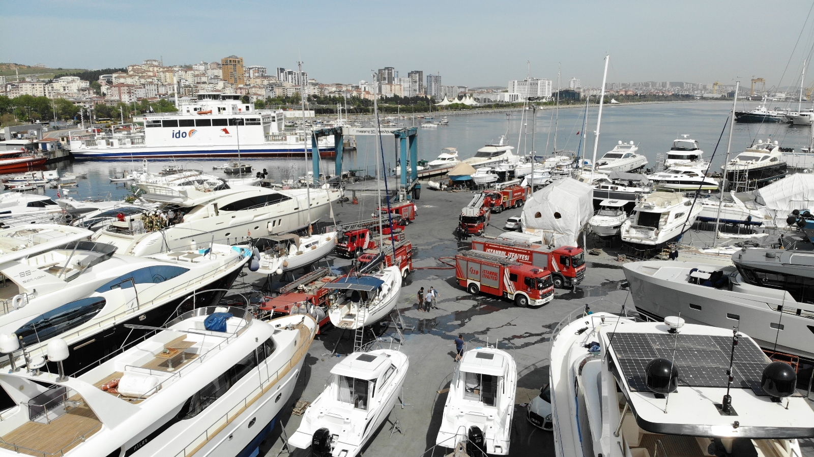 Pendik’te 20 metrelik yatta yangın paniği