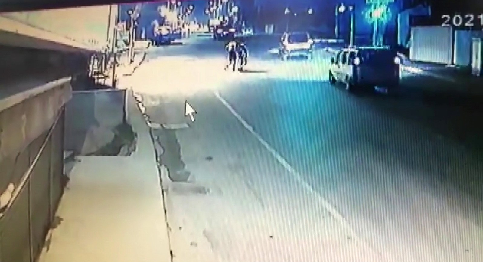 Pendik’te alev topuna dönen araç yangınının görüntüleri güvenlik kameralarına yansıdı