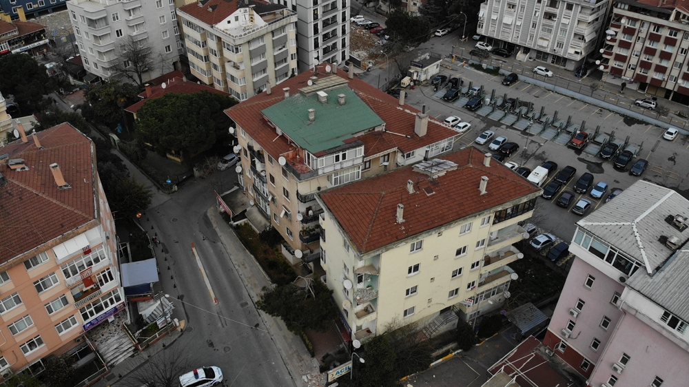 Pendik’te balkonları çöken bina havadan görüntülendi