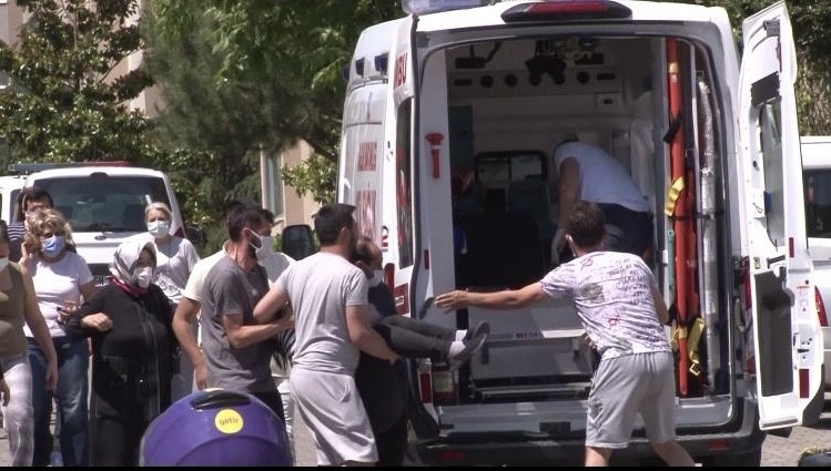Pendik’te bir kadın kendini yangın merdivenine astı