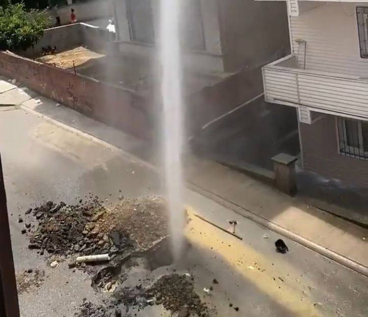 Pendik’te çalışma yapılırken su borusu patladı; tazyikli su apartmanın yüksekliğine ulaştı