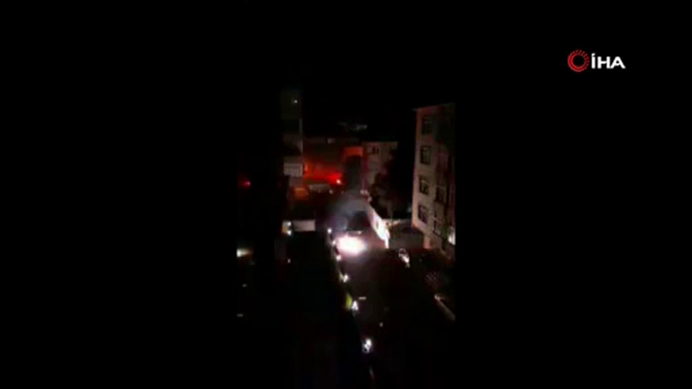Pendik’te elektrik kabloları havai fişek gibi patladı