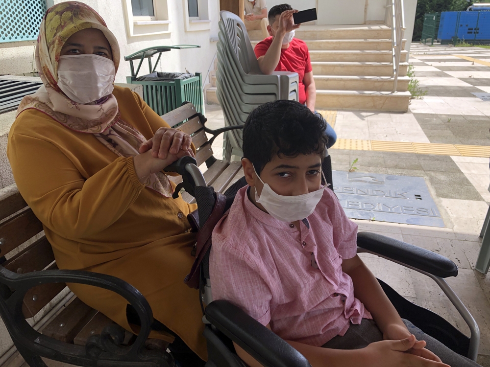 Pendik’te engelli çocuklar, sokağa çıkma izninde parkta doyasıya eğlendi