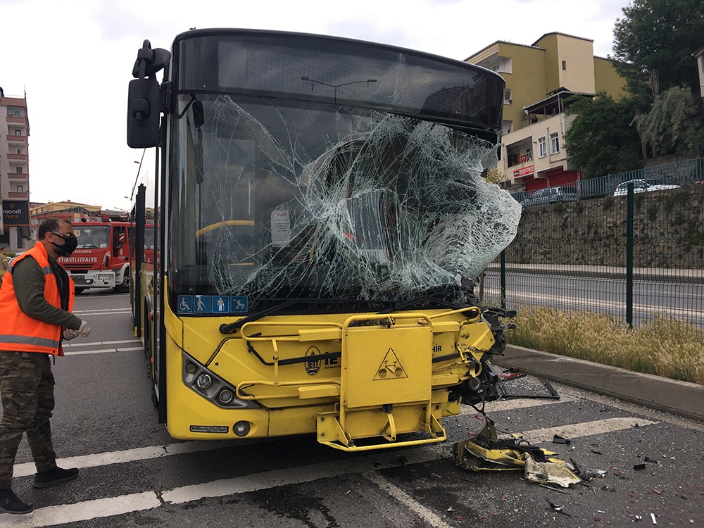 Pendik’te İETT otobüsü sulama aracına çarptı