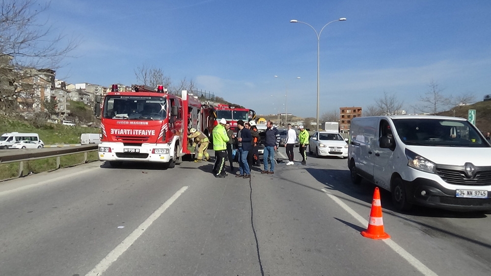Pendik’te iki araç birbirine girdi: 3 yaralı