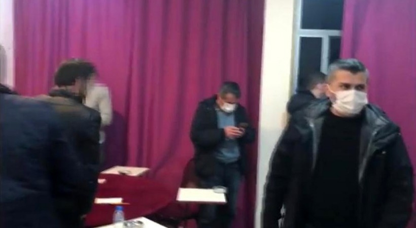 Pendik’te kahvehane baskınında sosyal mesafeye uymamaktan ceza