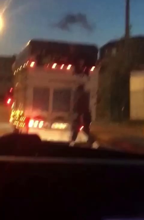 Pendik’te kamyonet arkasında tehlikeli yolculuk