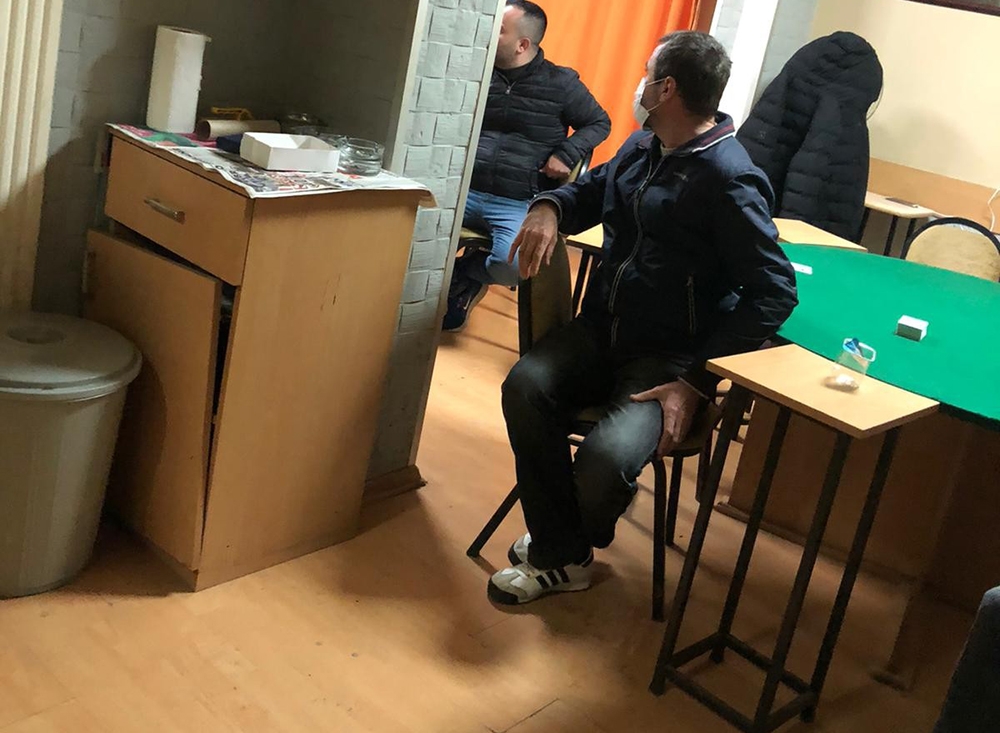Pendik’te kısıtlamaya uymayıp kıraathanede kumar oynadılar