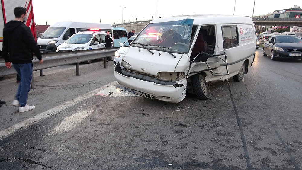 Pendik’te minibüs ile otomobil çarpıştı: 2 yaralı