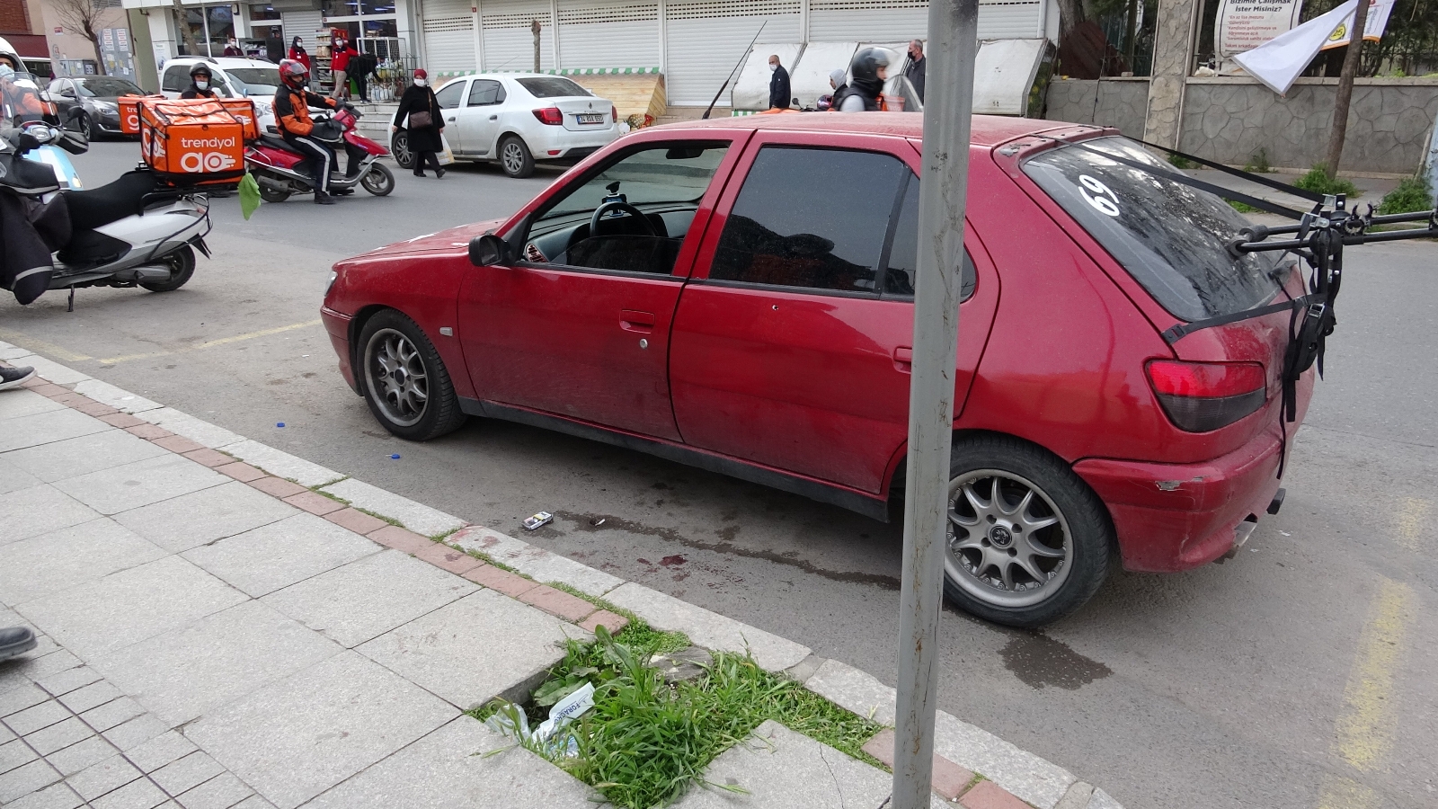 Pendik’te önünü kestikleri otomobile kurşun yağdırdılar: 1 yaralı