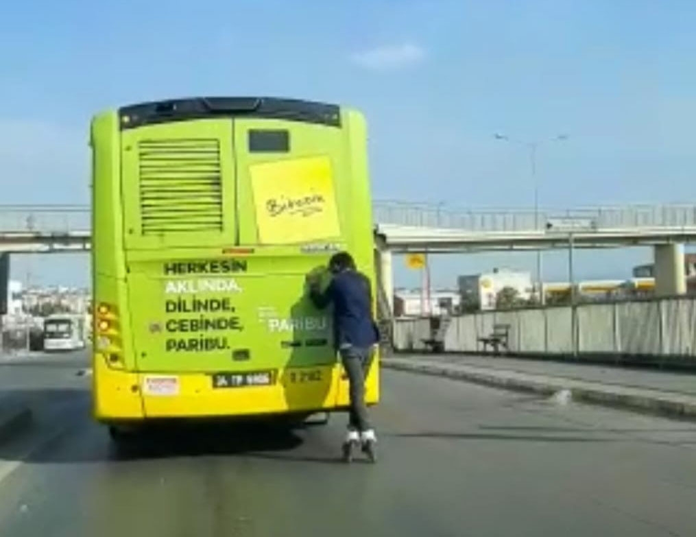 Pendik’te patenli gencin otobüs arkasındaki tehlikeli yolculuğu kamerada