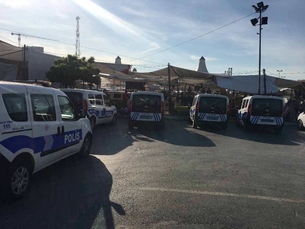 Pendik’te pazarda bıçaklı kavga: 4 yaralı