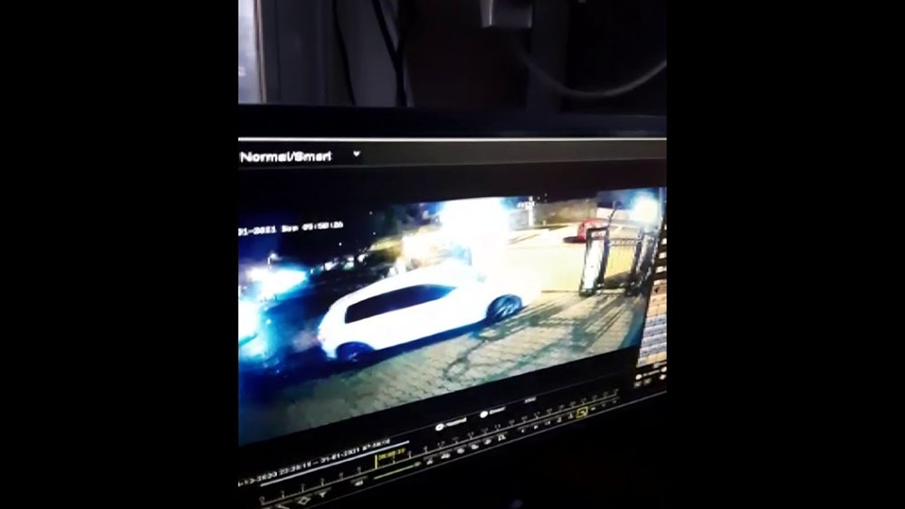 Pendik’te pes dedirten hırsızlık kamerada...Site sakiniymiş gibi davranıp otomobilleri çaldılar