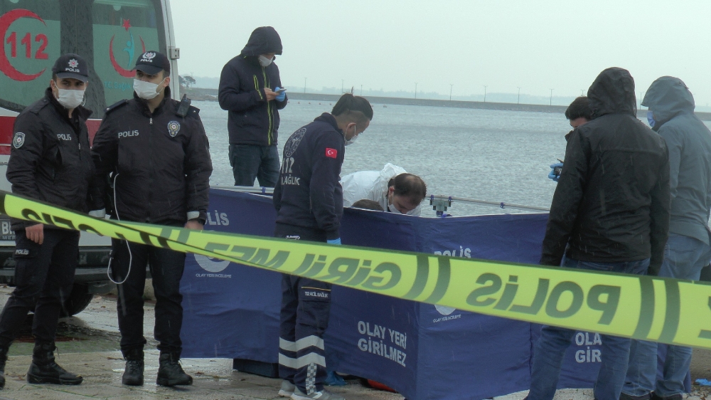Pendik’te sahilde denizden erkek cesedi çıkartıldı