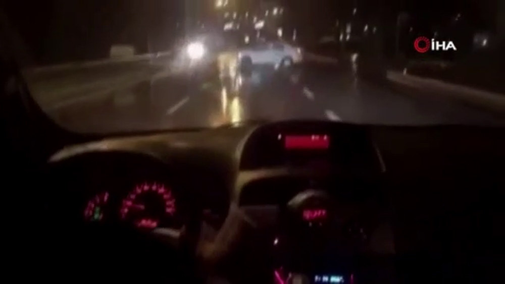 Pendik’te sürücülerin drift şovu kazayla sonlandı