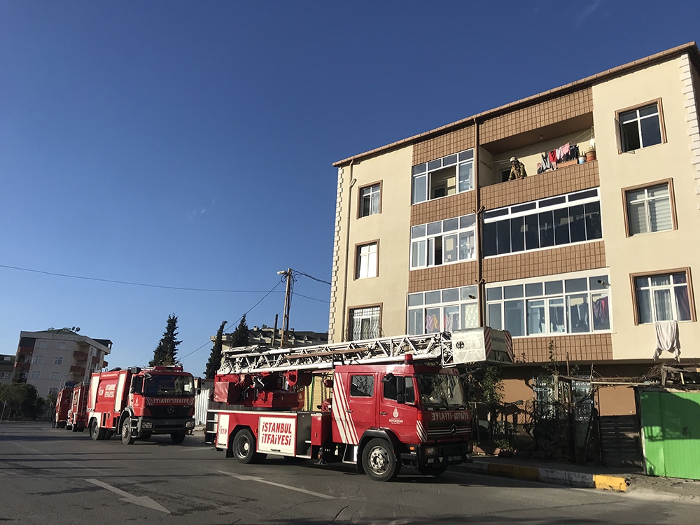 Pendik’te yangında mahsur kalan 6 kişi kurtarıldı