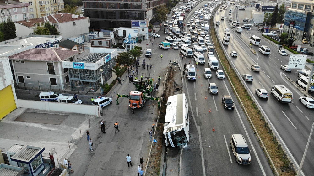 Pendik’te yolcu otobüsü yan yattı; 1 ağır 11 yaralı