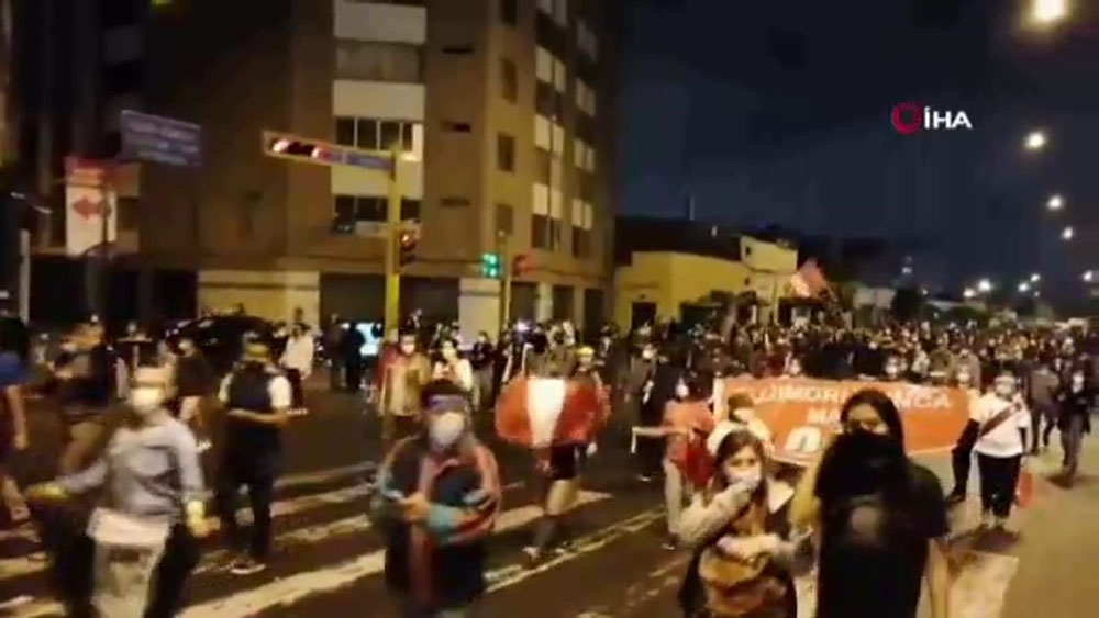 Peru Devlet Başkanı Vizcarra görevden alındı, sokaklar karıştı