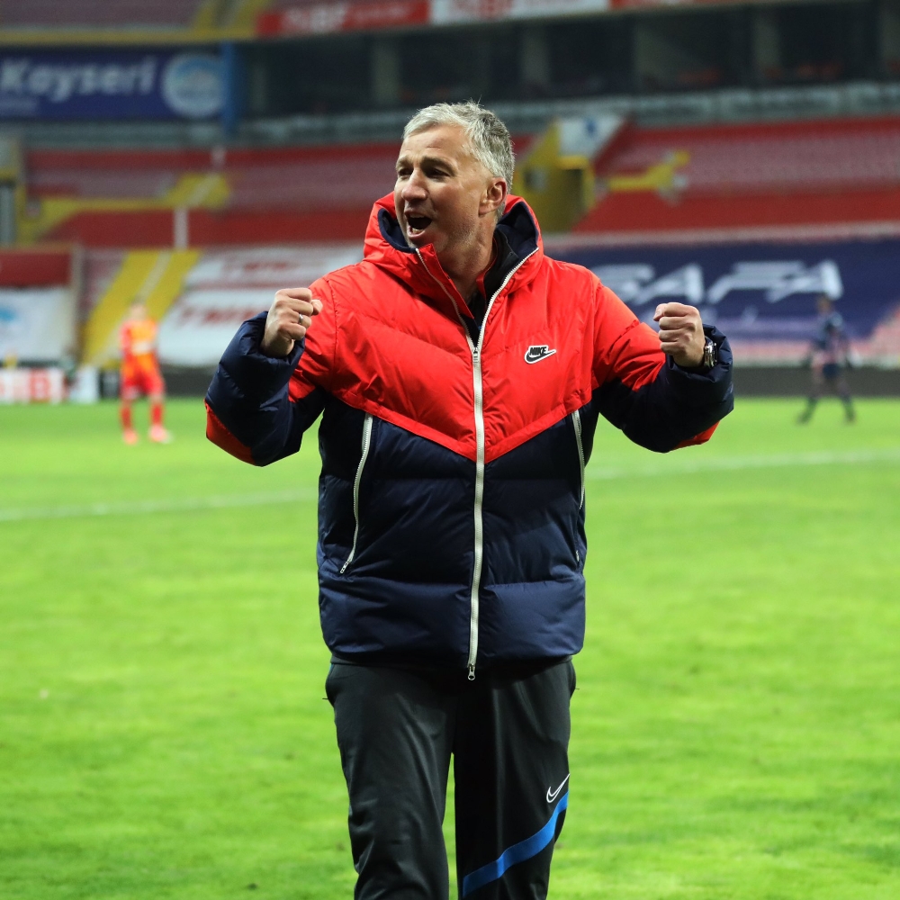 Petrescu ilk galibiyetini aldı
