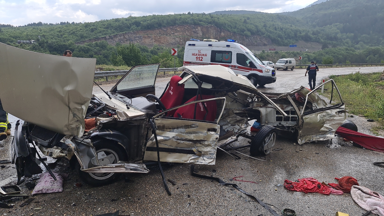 Piknik dönüşü feci kaza, otomobil kağıt gibi parçalandı: 1 ölü, 2 yaralı