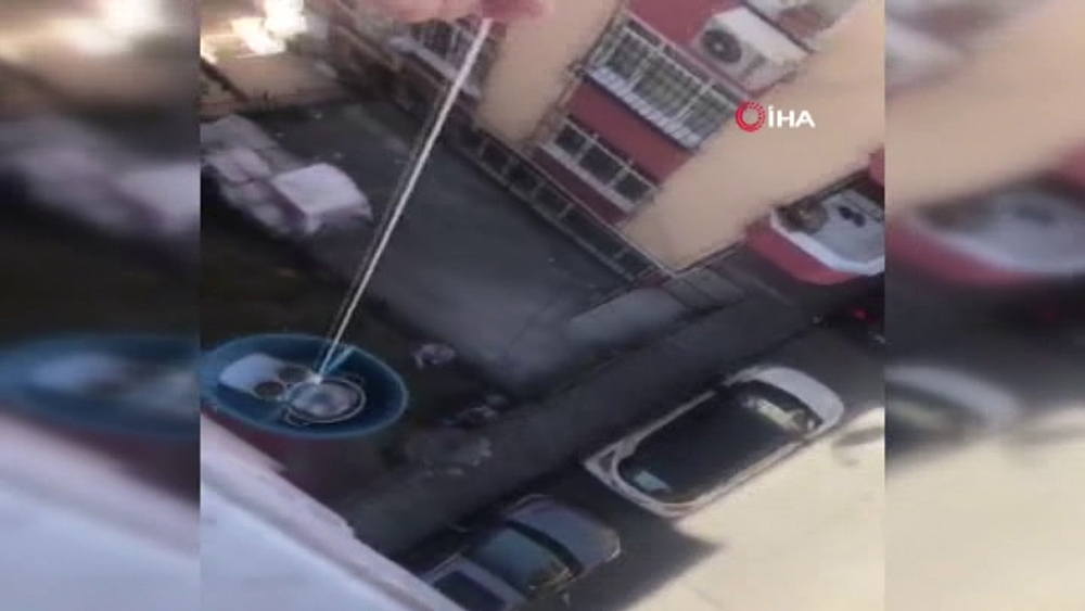 Pişirdiği kahveleri balkondan komşularına sarkıttı