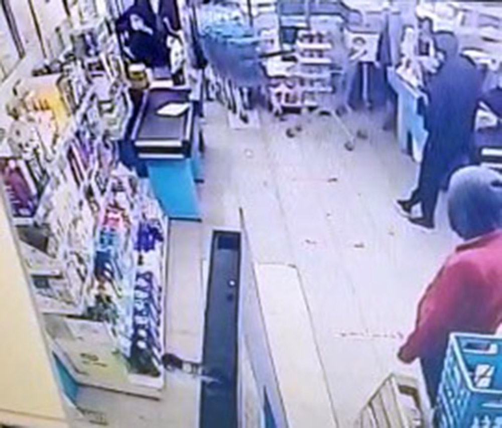Pişkin hırsız market çalışanın elini ısırdı