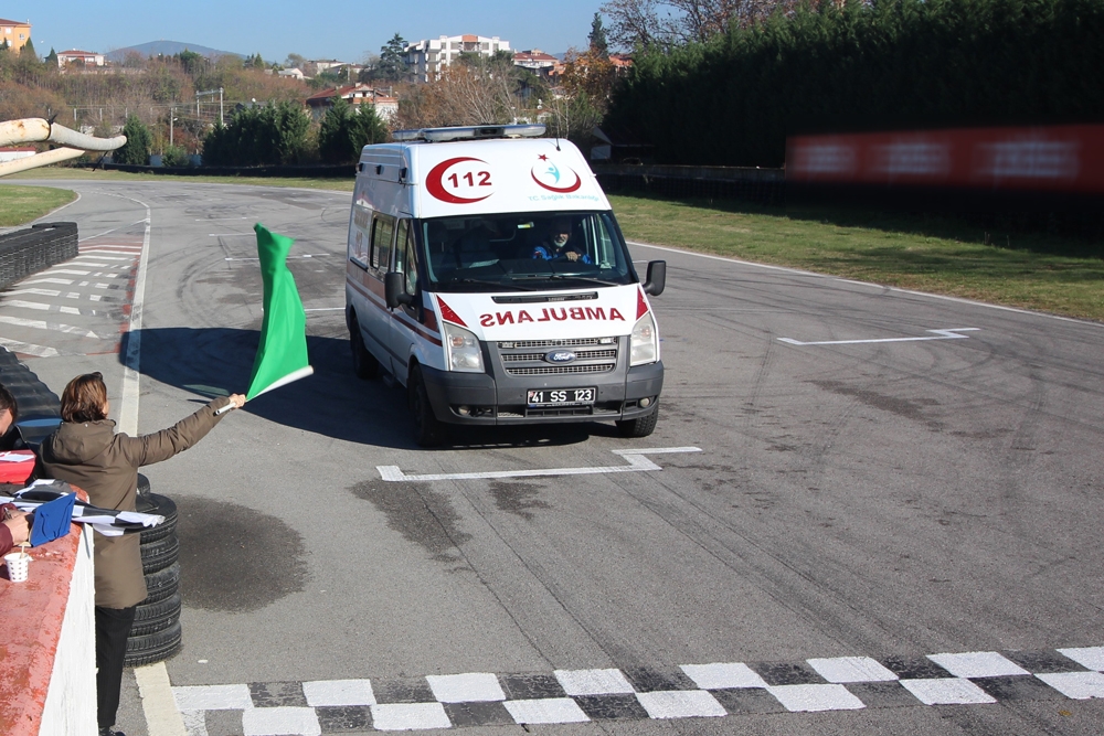 Piste Çıkan Ambulanslar, Yarış Arabalarına Taş Çıkarttı