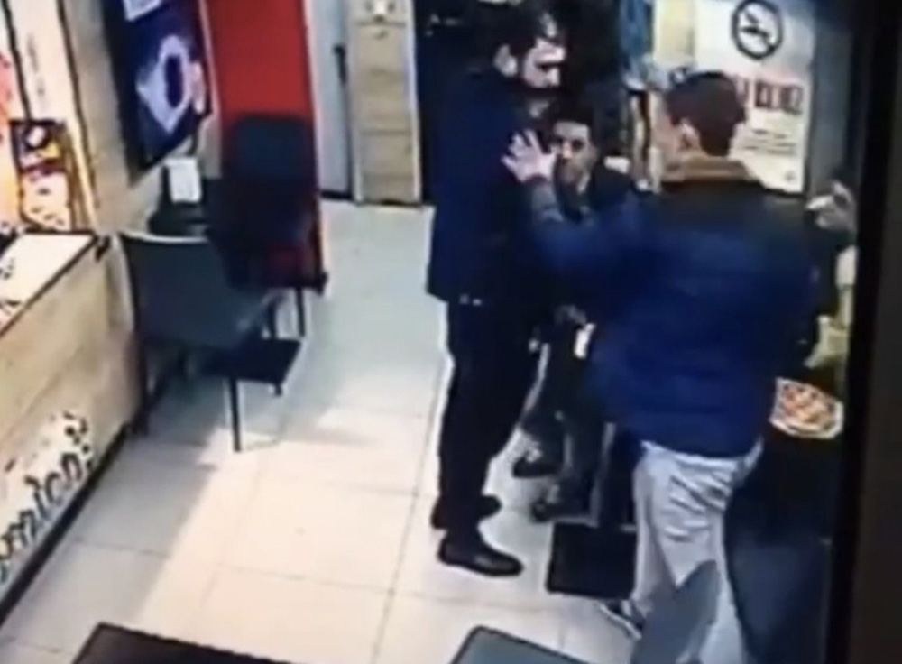 Pizzacıda peçete kutulu, tekme ve yumruklu kavga kamerada