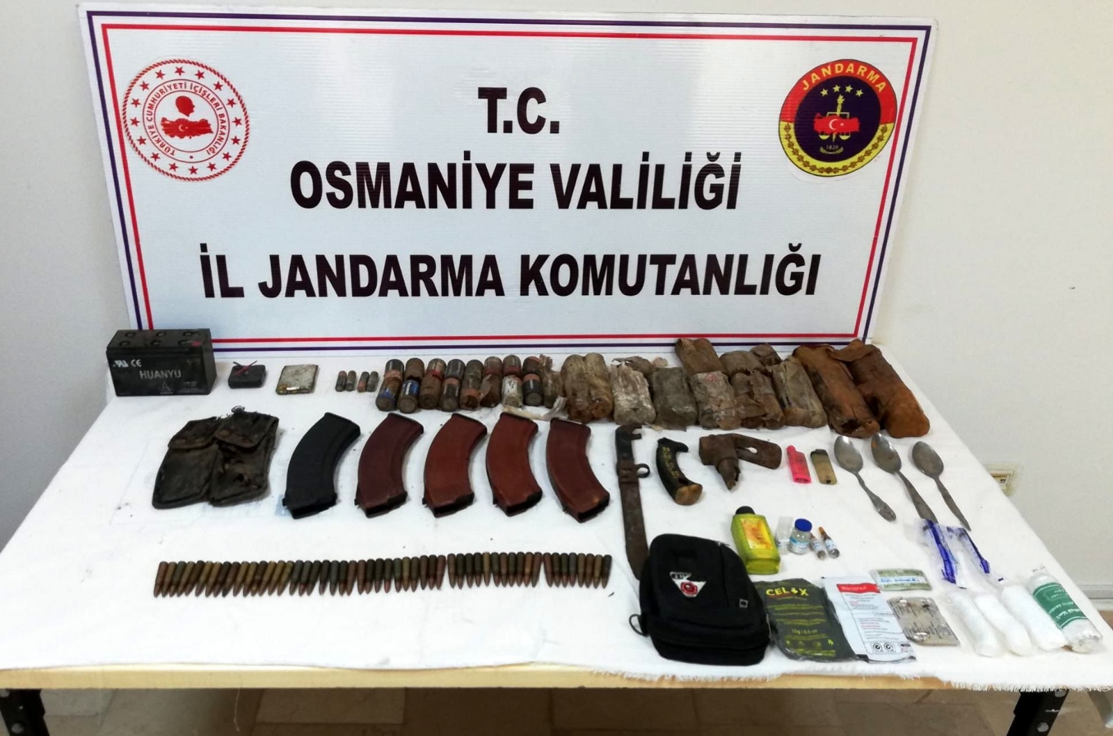 PKK’nın sığınağında mühimmat ve yaşam malzemesi ele geçirildi