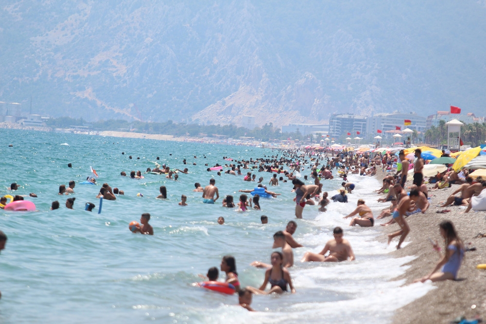 Plaja gidenler maske ve mesafe kuralını hiçe saydı