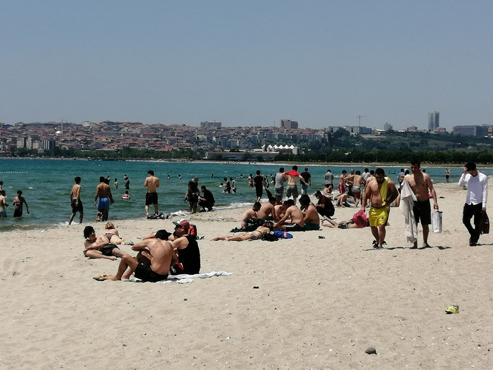 Plajda sosyal mesafe kuralı ikinci planda kaldı