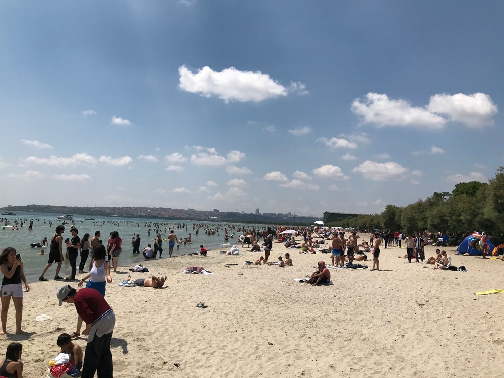 Plajlara akın eden vatandaşlar, sosyal mesafeyi hiçe saydı
