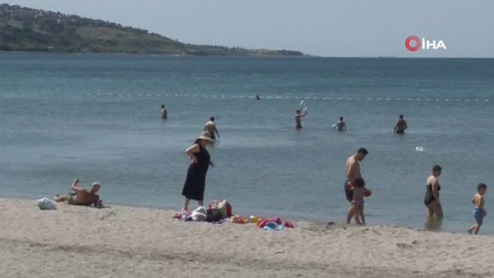 Plajlarda sosyal mesafe hiçe sayıldı