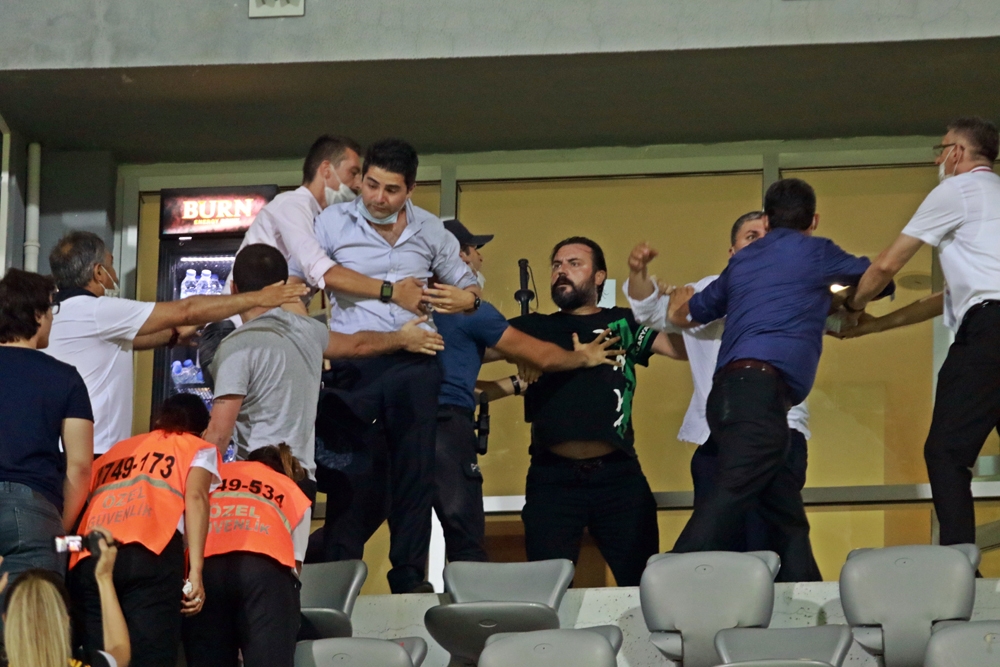 Play-Off maçının ardından ortalık karıştı, yumruklar hava uçuştu