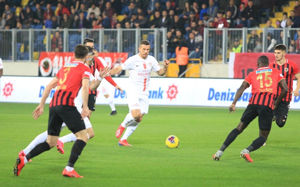Podolski’den 5 maçta, 5 puanlık katkı