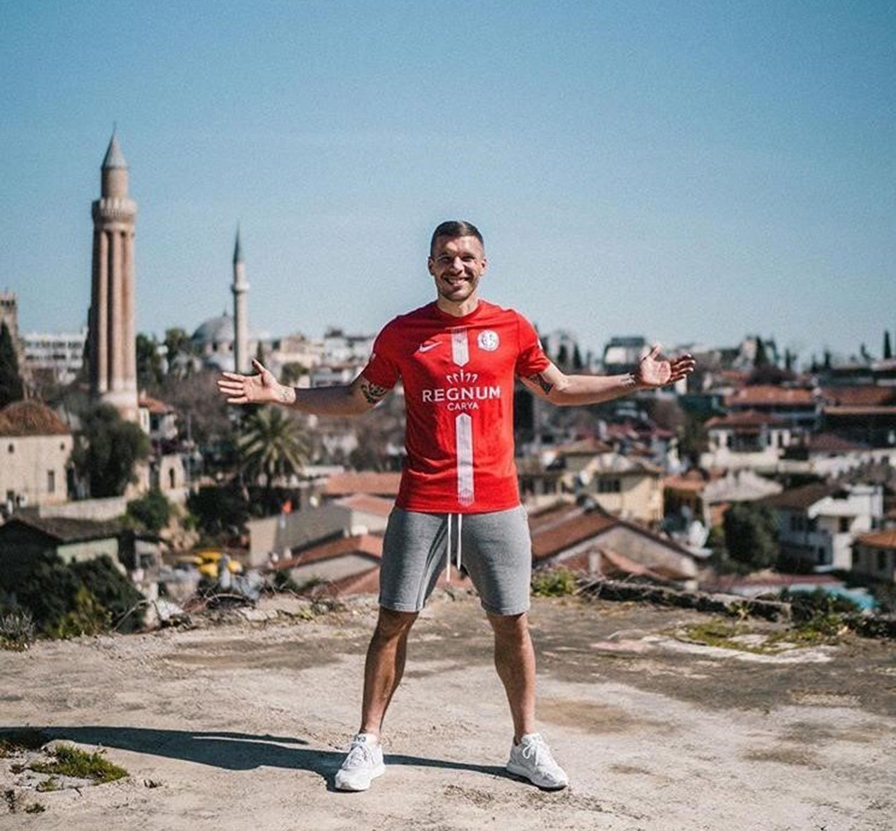 Podolski’den ’Antalyaspor’da mutluyum’ paylaşımı