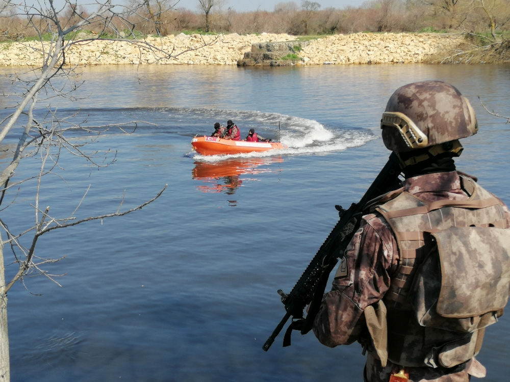 PÖH’ler zodyak botla devriye atıyor, Yunan izliyor