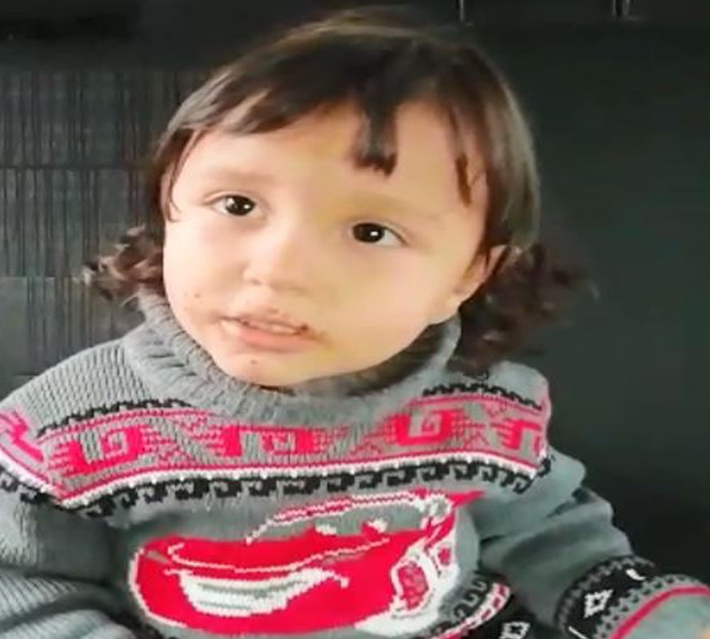 Polis amcaları sokak sokak dolaşıp küçük Adem’in ailesini aradı