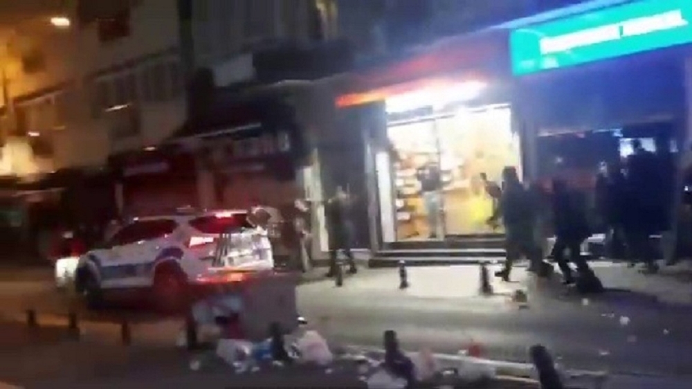 Polis araçlarına saldırıp, vatandaşı darp ettiler