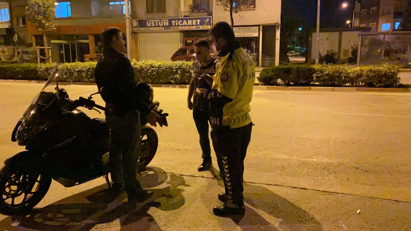 Polis ekipleri alkollü sürücüye dakikalarca dil döktü