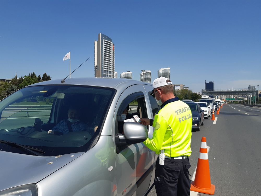 Polis ekipleri izinsiz dışarı çıkan sürücülere göz açtırmadı