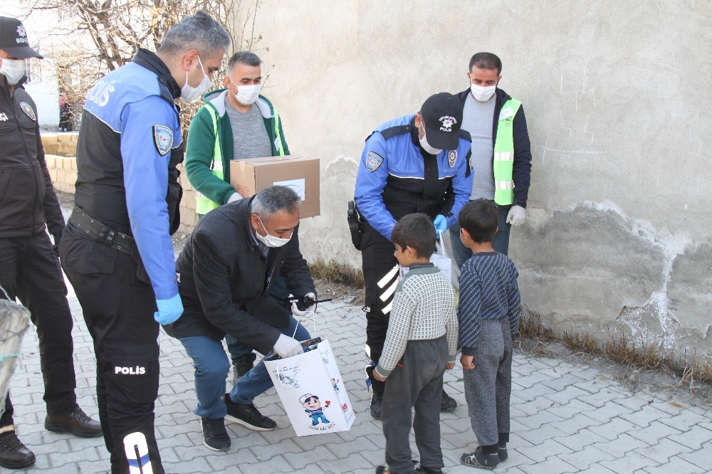 Polis ekipleri minik kardeşlerin isteğini geri çevirmedi