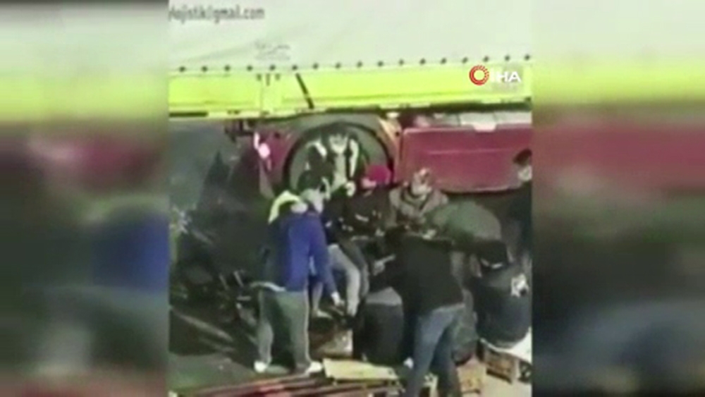 Polis ekiplerinden temizlik işçisi kıyafeti ile hale operasyon