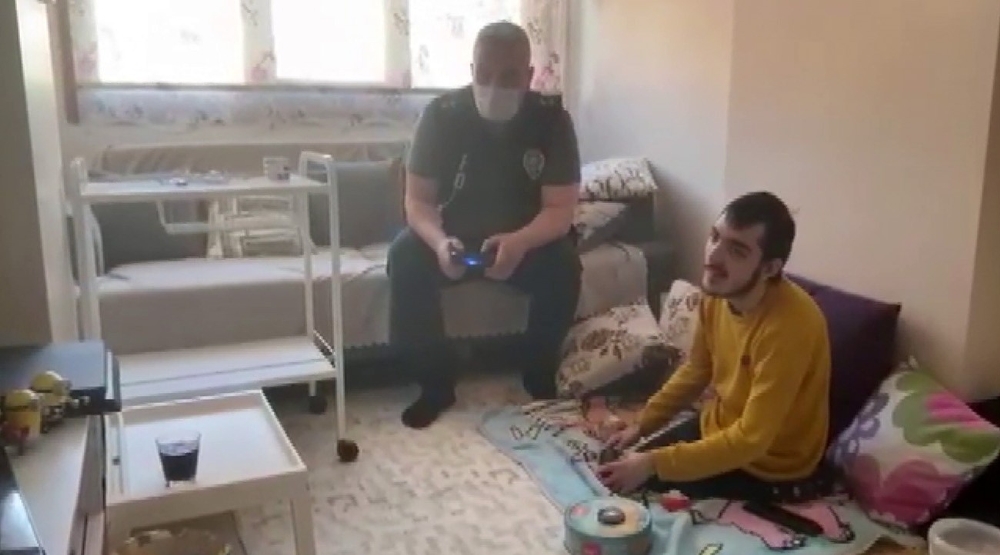 Polis engelli çocuğun playstation oynama isteğini geri çevirmedi