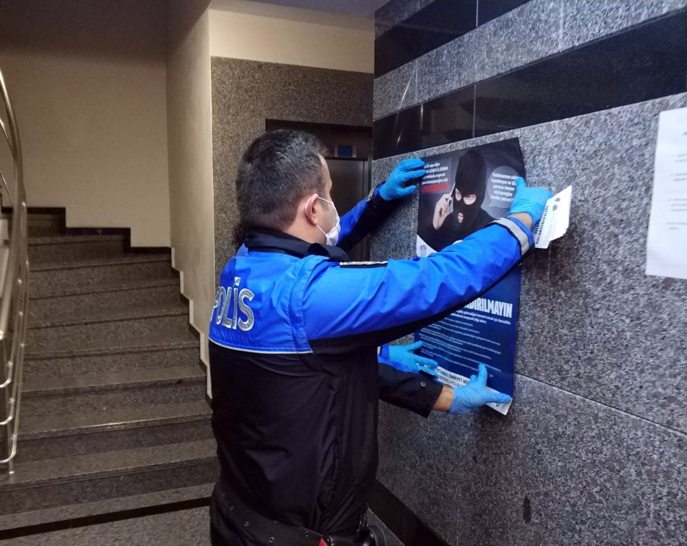 Polis ev ev dolaşıp korona virüs dolandırıcılarına karşı uyardı