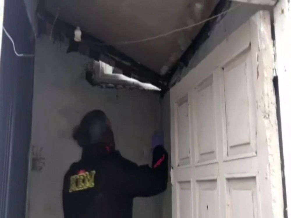 Polis evin gizli bölmelerindeki zehri böyle buldu